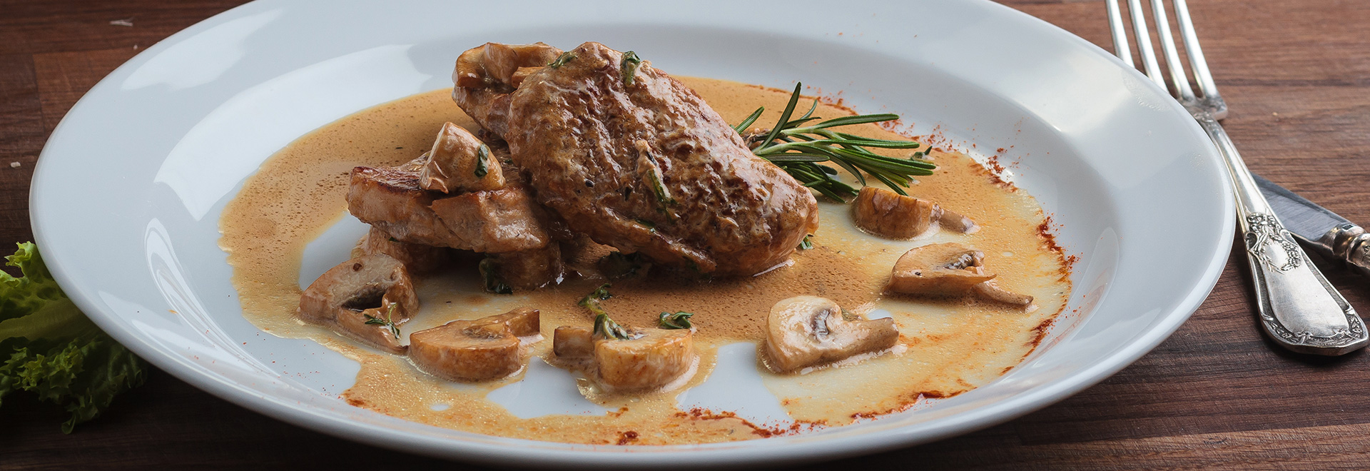 Bife com molho madeira e cogumelos Bife com molho madeira e cogumelos