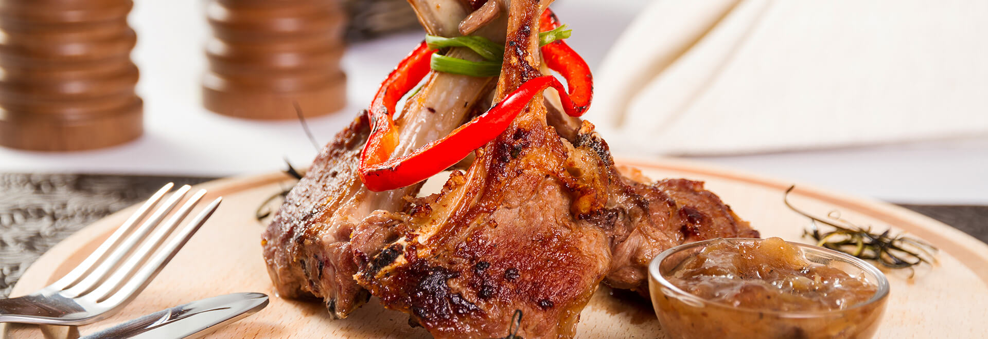 Costeletas de borrego grelhadas com alecrim e cebola caramelizada