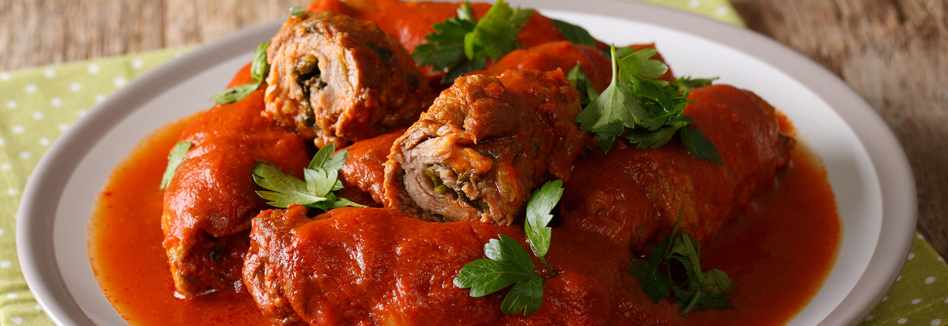 Escalopes de porco enrolados com molho de tomate