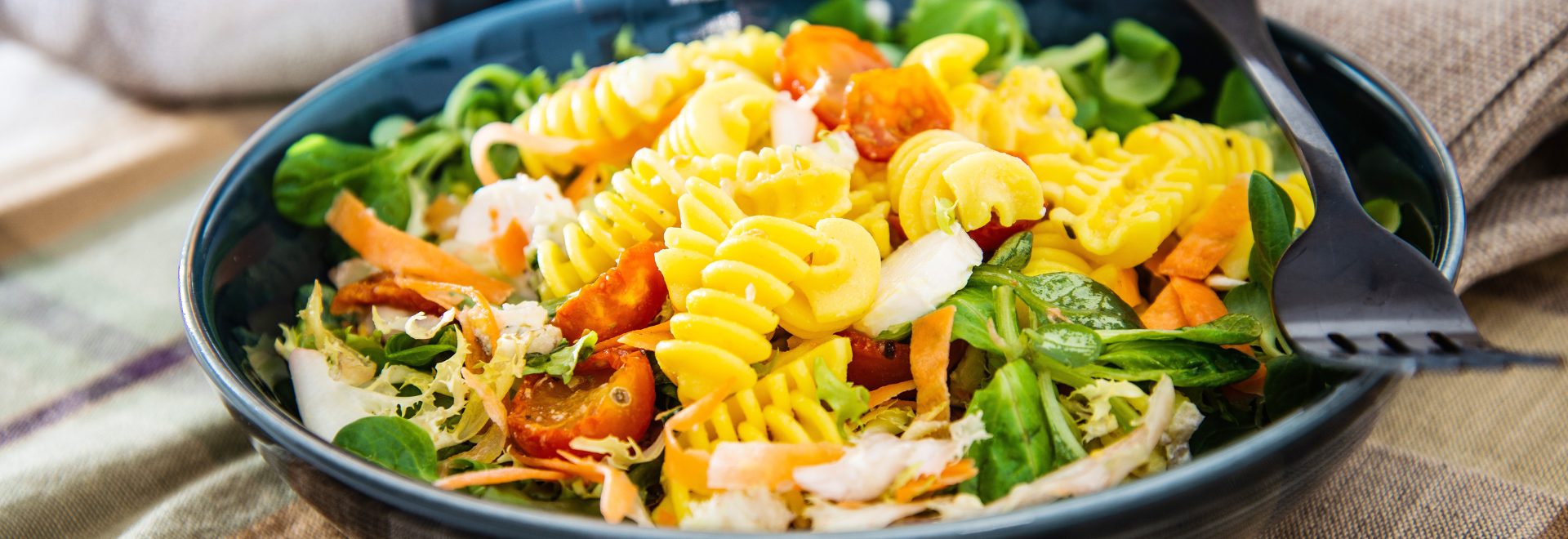 Salada fria de massa com frango desfiado